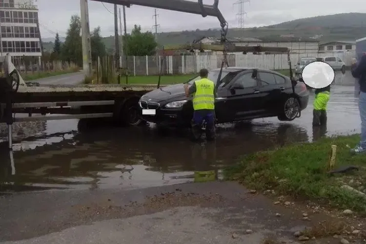 BMW de lux scos cu macaraua din canalizarea de la Florești - FOTO