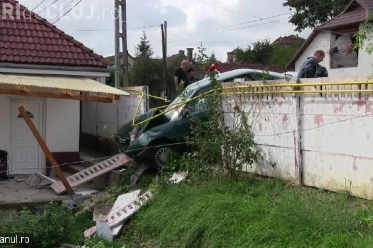 O șoferiță clujeancă a ”parcat” direct pe terasa unui vecin. I-a distrus gardul și conducta de gaz VIDEO