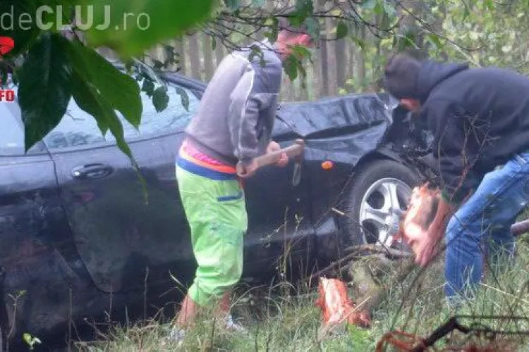 Accident spectaculos pe un drum din Cluj. Un șofer a zburat 10 metri cu mașina, peste un gard VIDEO