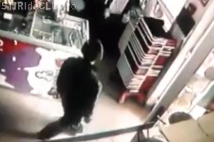 Cum fură copiii de tigani din magazine la Cluj - VIDEO CAMERE SUPRAVEGHERE