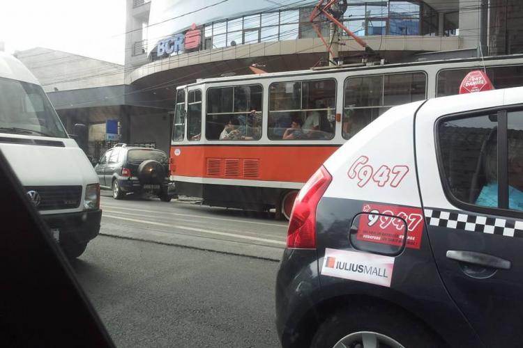 Două tramvaie blocate la Cluj în aceeași zi, din cauza șoferilor care își lasă mașinile aiurea FOTO