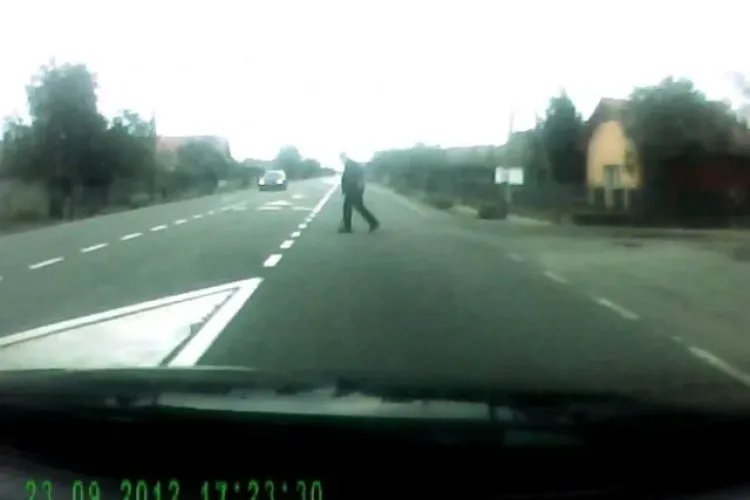 Pieton inconștient, aproape să fie făcut praf de mașini traversând neregulamentar: Am crezut că vrea să se sinucidă VIDEO