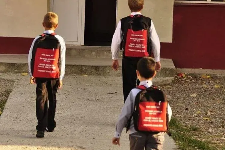 Ghiozdane electorale la Apahida. Ce au primit elevii de la ”domnu primar”