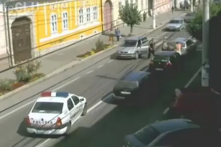 Doi șoferi s-au luat la bătaie în mijlocul străzii, la Gherla. Totul a fost surprins de camerele de supraveghere VIDEO