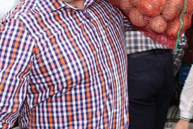 Boc a cărat saci cu cartofi la Ziua Recoltei. A făcut donații copiilor - FOTO