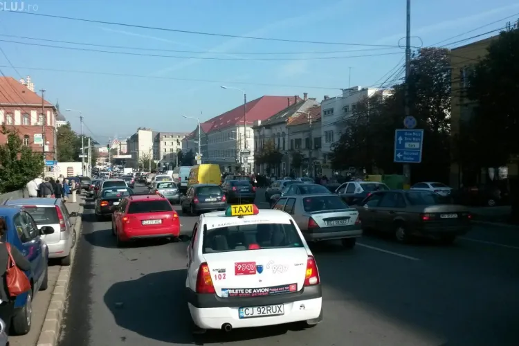 Centrul Clujului, plin de mașini în prima zi de școală. Cum arată traficul FOTO