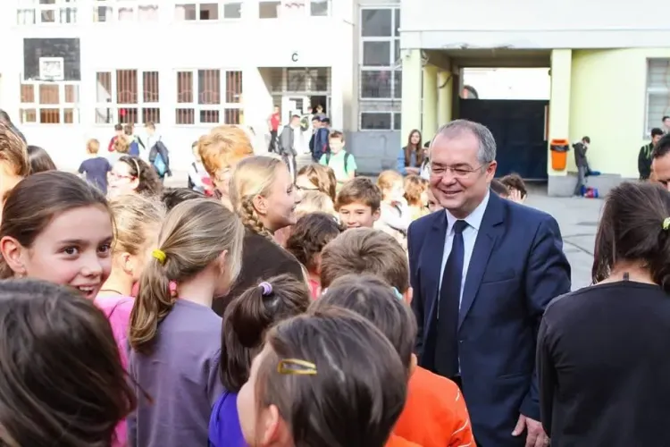 Ce cadou le-a făcut Emil Boc elevilor clujeni cu resurse limitate - FOTO