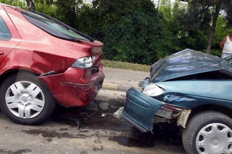 Accident în lanț în Mănăștur, cauzat de o șoferiță. Trei persoane au fost rănite