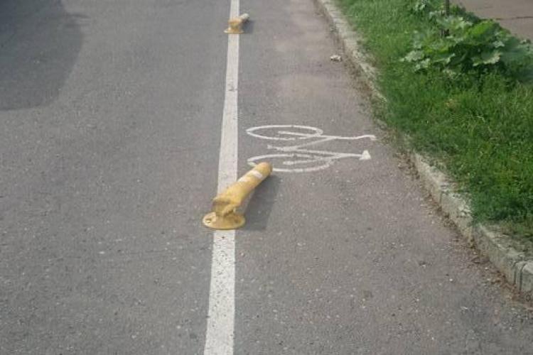 Cluj - Stâlpii de la pistele de biciclete sunt rupți de șoferii care și-au pierdut parcările. BOC îi avertizează pe șoferi - FOTO