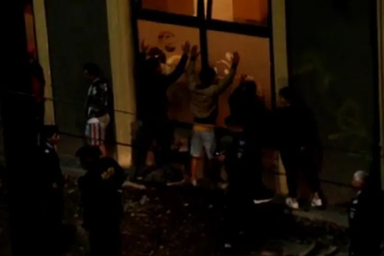 Bătaie la un bar din Cluj-Napoca! Mascații i-au pus cu mâinile la perete și apoi i-au aruncat în dubă - VIDEO