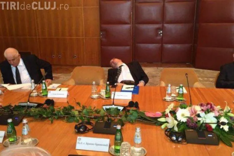 Dan Mihalache, şeful Cancelariei Prezidenţiale, a adormit la vizita oficială în Serbia - FOTO