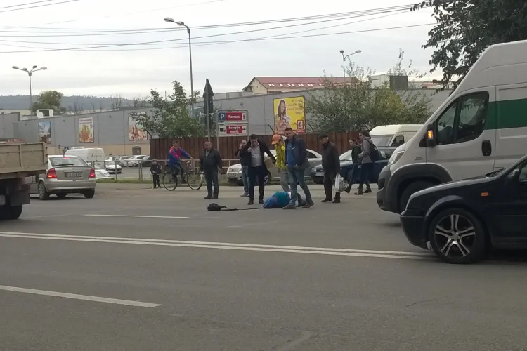 Accident filmat pe strada Fabricii, în Mărăști! Clujenii au sărit să îi dea ajutor victimei - VIDEO