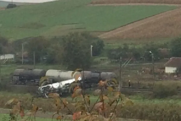 Trenul cu motorină deraiat la Cluj a produs o poluare de proporții. Cine plătește - FOTO