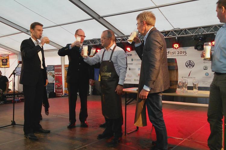 Emil Boc a dat cep butoiului de bere de la Festivalul de Toamnă al Economiei Germane - VIDEO