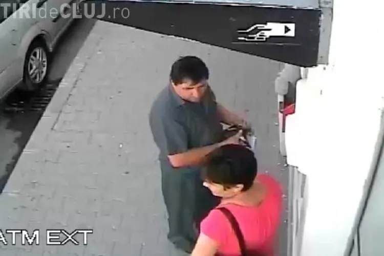 Două persoane au lăsat-o pe o clujeancă fără pensie, la bancomat. Au fost surprinși de camere VIDEO