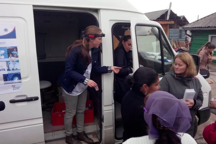 Campanie de screening pentru cancerul de col uterin, la colonia de rromi de la Pata Rât FOTO