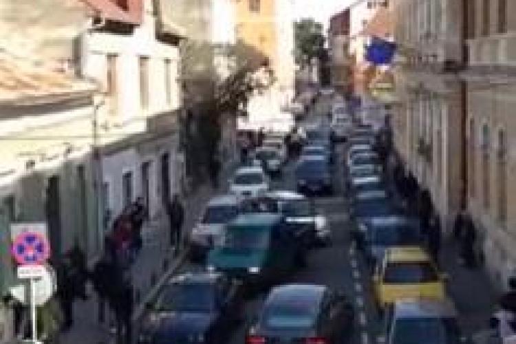 Acest șofer nu a mai suportat ȘMECHERIA din centrul Clujului. A blocat strada pentru că are DREPTATE - VIDEO