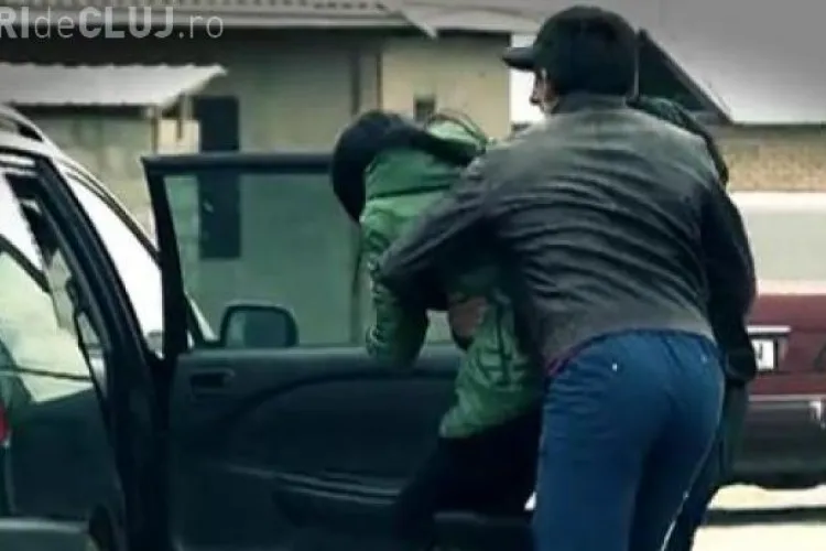 Trei persoane au fost reținute de polițiști după ce au sechestrat o tânără la Cluj. Au intrat peste ea în casă și au luat-o cu forța