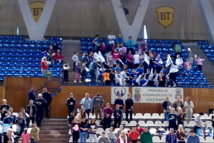 Noul proiect al echipei de baschet feminin ”U” Cluj are loc astăzi. Au loc spectacole și primul meci oficial al clujencelor