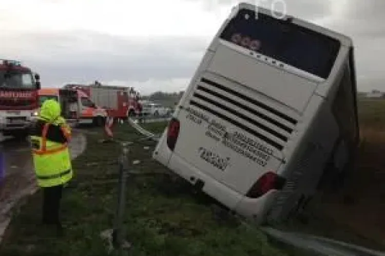 Accident rutier la Vâlcele. Un autocar cu 50 de persoane a fost implicat 