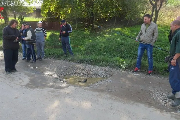 Clujenii au pescuit în gropile de la Țaga. Fiecare ”crater” a fost dedicat unui politician - FOTO