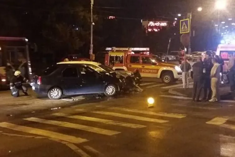 Accident lângă Iulius Mall Cluj, în intersecția fără sens giratoriu! Un taximetrist a făcut PRAF tot - FOTO