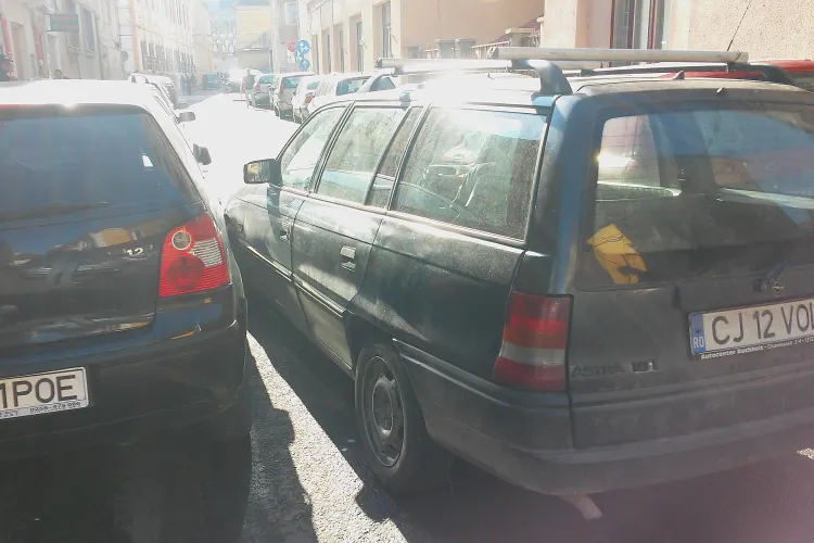 Strada din fața shaormeriei Istanbul, din centrul Clujului, e PARALIZATĂ. Șoferii la un pas să se încaiere -  VIDEO