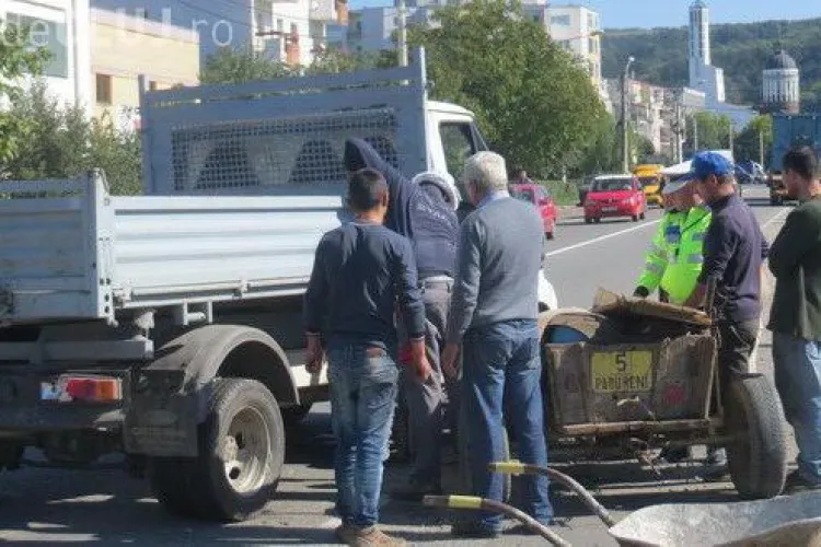 Căruță făcută praf de o autoutilitară la Gherla. În accident a fost implicat și un TIR  VIDEO