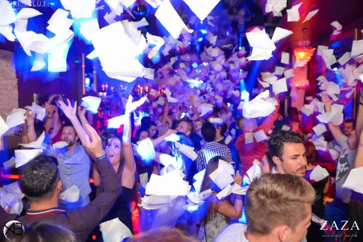 Un concurent de la Vocea României, acuzat că și-a bătut joc de public într-un club clujean