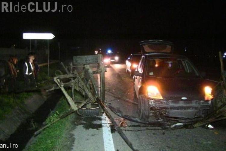 Căruță spulberată de mașină pe un drum din Cluj. Două persoane se aflau în atelaj VIDEO