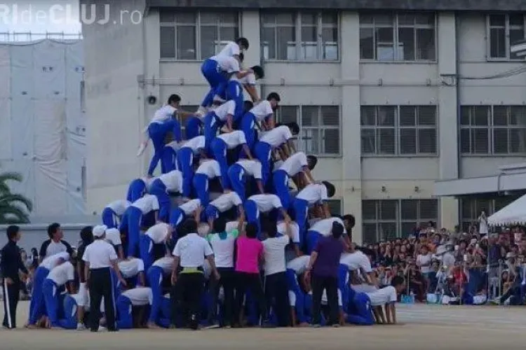 Elevii au format piramidă umană, care s-a prăbușit - VIDEO