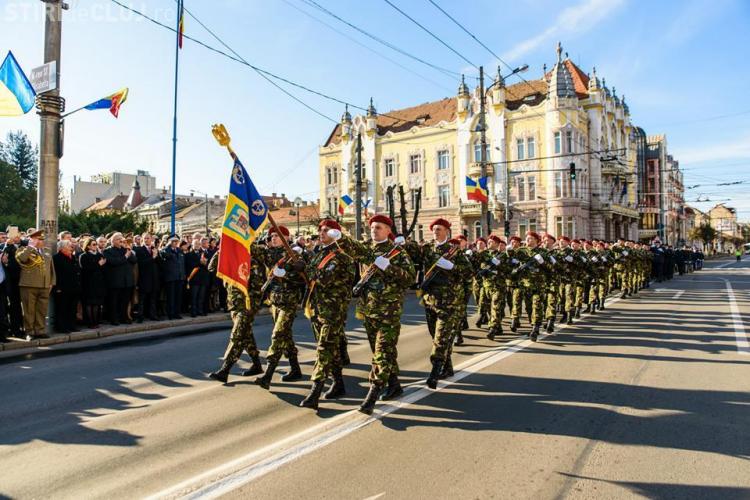 Ziua Armatei Române, sărbătorită la Cluj cu depunere de coroane și paradă militară FOTO