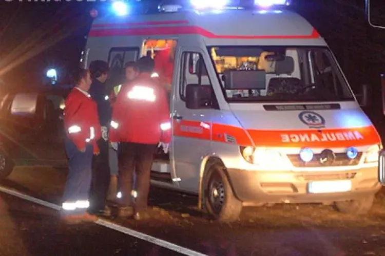 Scuterist lovit de un Jeep pe strada Jozsa Bela, lângă hotel Napoca. A ieșit din curte fix peste biker