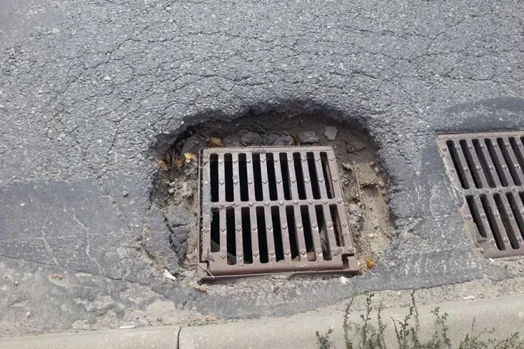 Un clujean întors acasă din Italia și-a RUPT mașina într-o groapă. A chemat Poliția. Ce a urmat - FOTO