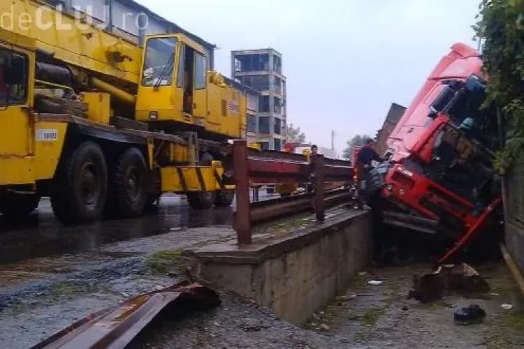 Accident spectaculos la Dej. Un TIR a zburat până în gardul unei case - VIDEO