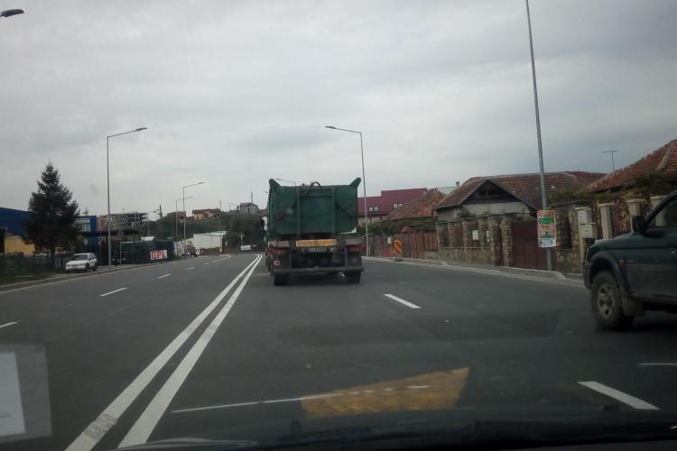 Un camionagiu care transporta leșuri de animale șicanează în trafic alt șofer - VIDEO