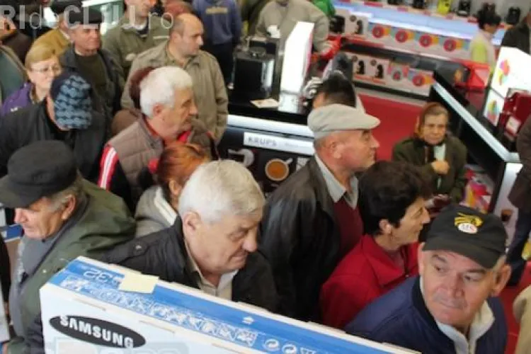 Turdenii s-au bătut pe plasme la deschiderea unui magazin. Orașul este desemnat zonă defavorizată - VIDEO