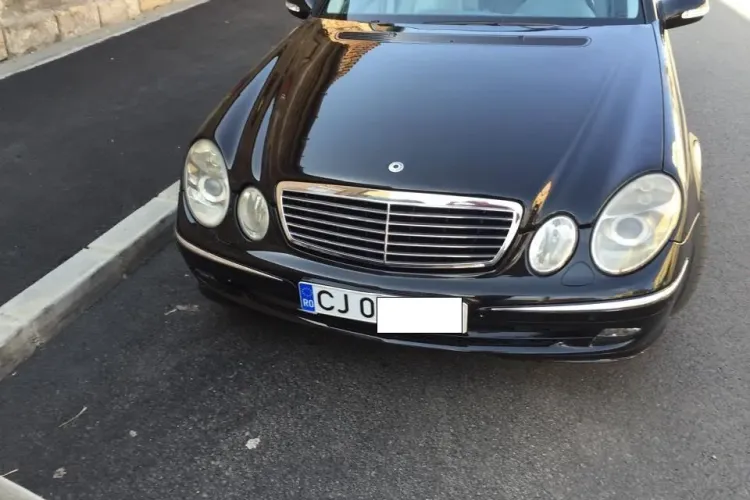 S-a dus la spălătoria de la Polus și s-a ales cu Mercedesul ”stirbit” - FOTO