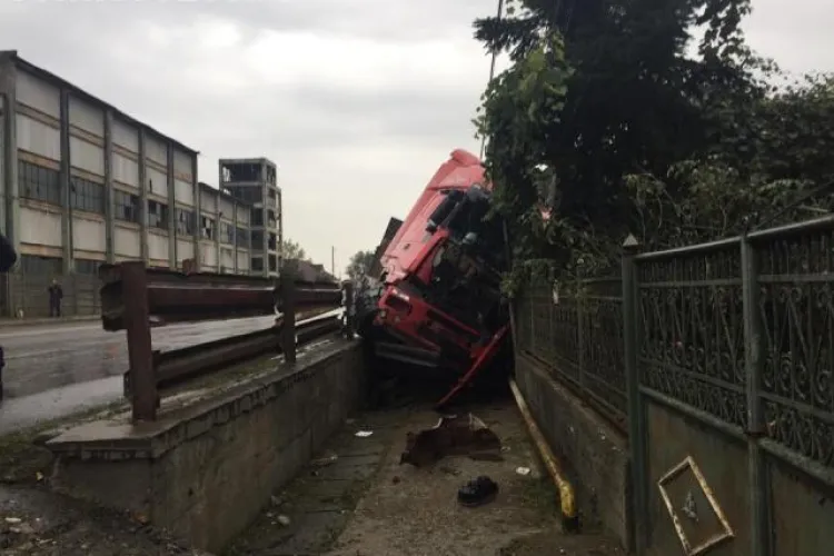 Accident pe o stradă din Dej. Un TIR a ”zburat” direct într-un gard  FOTO