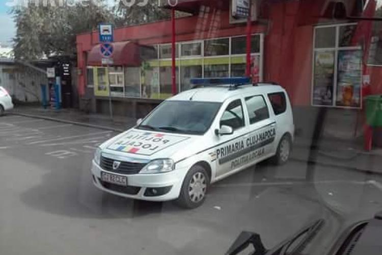Poliția locală Cluj parchează unde vrea. Cine să le dea 360 de lei amendă? - FOTO