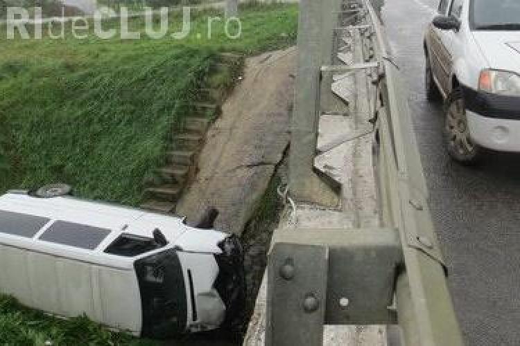 Accident la Cluj! Un microbuz a căzut într-o vale adâncă de 5 metri – VIDEO