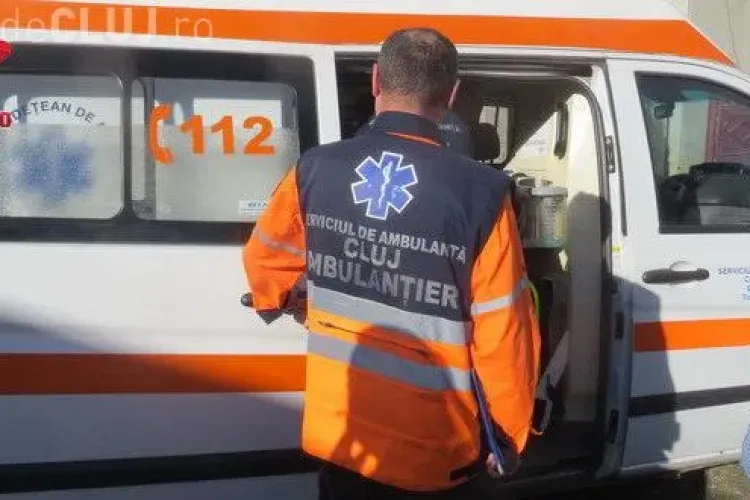 Copil lovit de mașină pe un drum din Cluj. Când a văzut medicii de pe Ambulanță a fugit prin lanul de porumb VIDEO