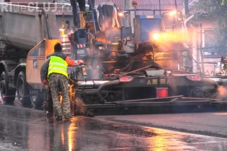 Cum se asfaltează pe ploaie torențială la Dej. Afară turna cu găleata, dar muncitorii lucrau cu spor VIDEO