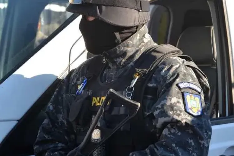 Mascații au ”descins” în Piața Unirii pentru a căuta droguri. Ce s-a întâmplat de fapt FOTO