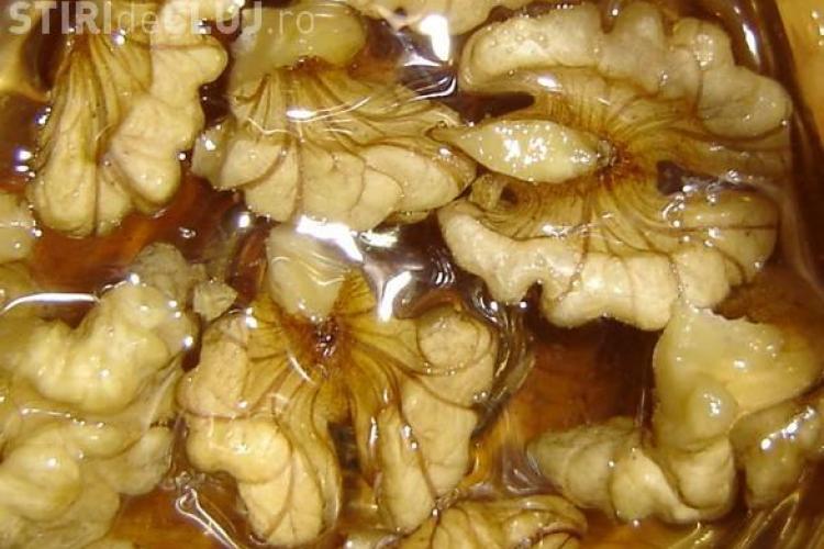 Ce EFECT are consumul de miere cu nuci în fiecare zi