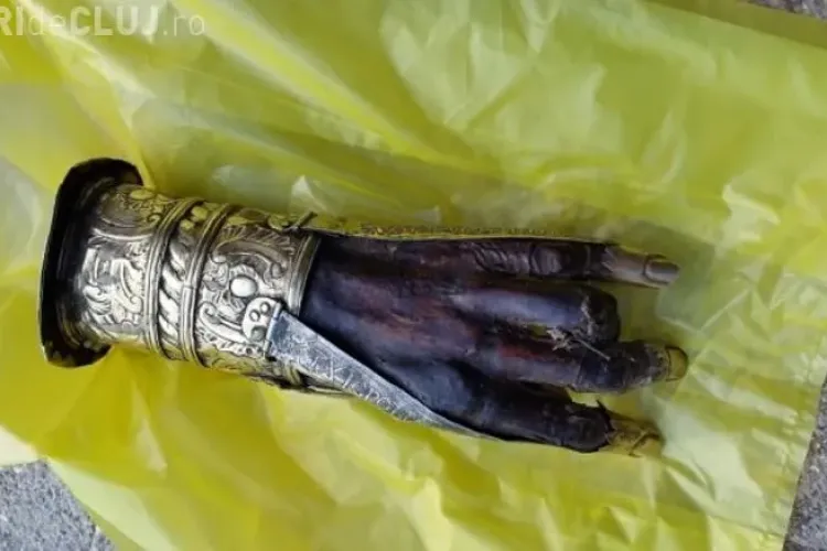 Mai mulți preoti romani au furat din Grecia mana stanga a Sfantului Haralambie