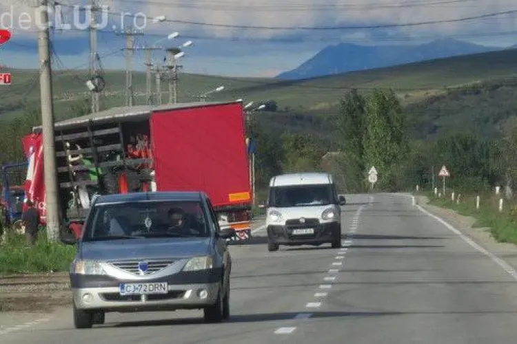TIR blocat pe marginea drumului la Gherla, după o manevră nereușită FOTO