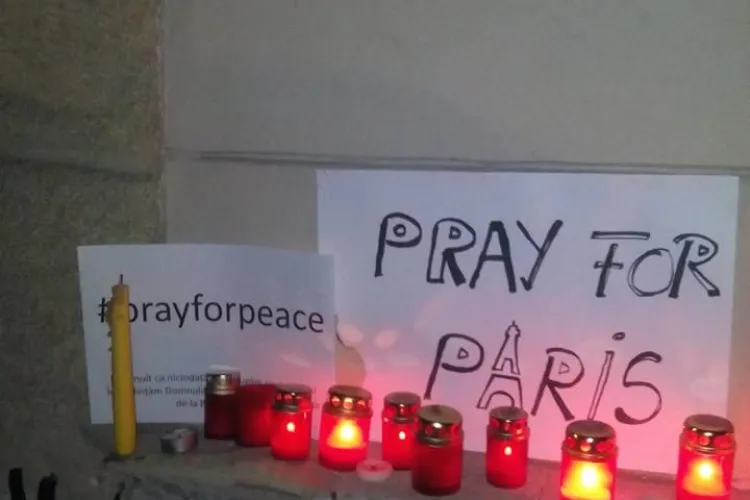 Zeci de clujeni au ținut un moment de reculegere pentru victimele atentatelor de la Paris - FOTO