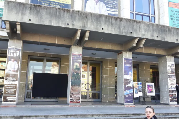 Afișele cu spectacolul lui Dan Puric, VANDALIZATE la Cluj. Novăcescu: Un activist social a amenințat - FOTO