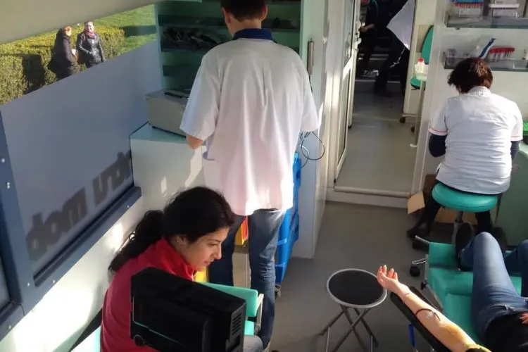 Zeci de clujeni donează SÂNGE pentru victimele de la Club Colectiv - FOTO